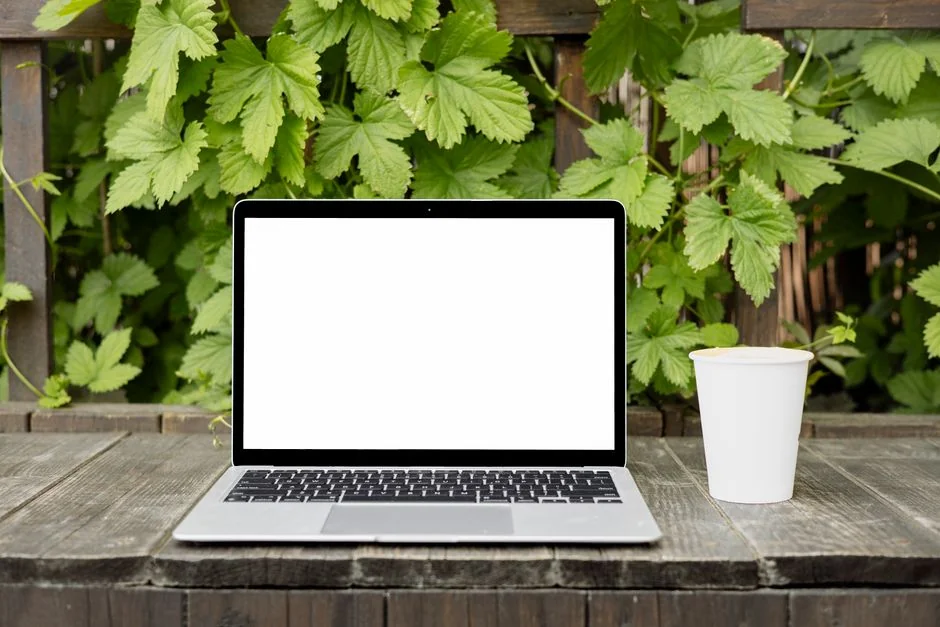 creative-01 space-gray-iphone-x-on-stand-near-silver-imac-and-apple-magic-keyboard-l0nipfx-ry4